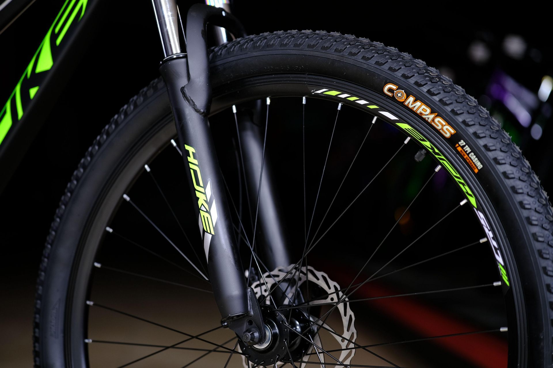 Обод 27.5 двойной, втулки на промподшипниках
 HOKE Shock 27,5 MD матовый чёрный-оранжевый 17